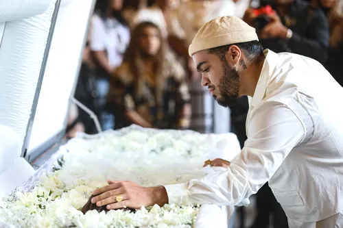 
					Filho de Preta Gil se emociona e chora em velório da cantora
				
				