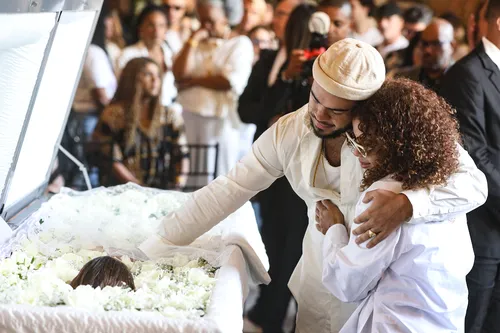 
					Filho de Preta Gil se emociona e chora em velório da cantora
				
				