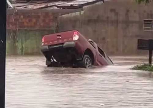 
					Fortes chuvas atingem interior da Bahia; picape fica submersa
				
				