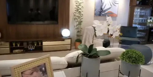 
				
					Fotos: veja estado do quarto de Marília Mendonça em mansão
				
				