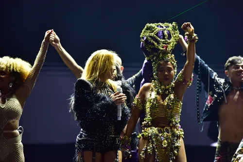 
					Gaby Amarantos surge vestida de cobra e canta com Joelma no The Town
				
				