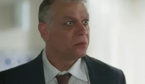 
				
					'Garota do Momento': Juliano entra em surto e ameaça Beatriz
				
				