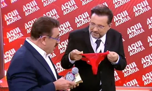 
					Geraldo Luís ganha presente íntimo de Ratinho e usa ao vivo: 'Fetiche'
				
				