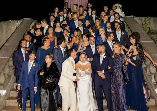 
					Giovanna Lancellotti choca ao reunir 46 padrinhos: 'Elenco de novela'
				
				