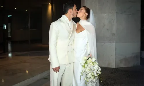 
				
					Giovanna Lancelotti abre álbum de fotos de casamento com Gabriel David
				
				