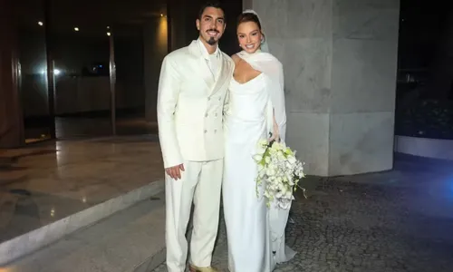 
				
					Giovanna Lancelotti abre álbum de fotos de casamento com Gabriel David
				
				