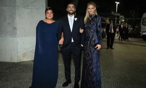 
				
					Giovanna Lancelotti abre álbum de fotos de casamento com Gabriel David
				
				