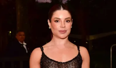 
					Gkay ousa ao aparecer sem sutiã e com look transparente no SPFW; fotos
				
				