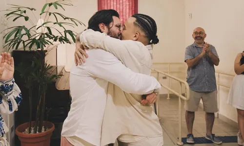 
					Gloria Groove se casa e faz texto emocionante para o marido; leia
				
				