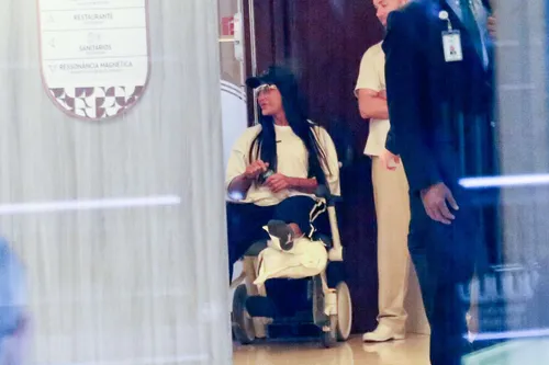   					Gracyanne Barbosa deixa hospital de cadeira de rodas após lesão; FOTOS  				  				