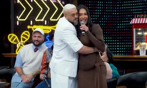 
					Namorada de Belo ignora encontro do cantor com Gracyanne no 'Domingão'
				
				