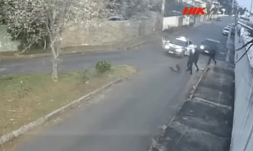   					Homem é agredido por guardas municipais ao fugir de blitz em Salvador  				  				