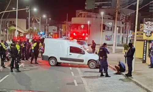 
					Homem é encontrado morto em carro após motorista fugir de blitz
				
				