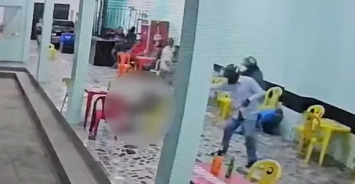 
					Homem é morto a tiros dentro de bar no extremo sul da Bahia
				
				