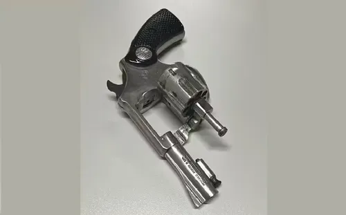 
					Homem é preso após receber arma em encomenda do Correios na Bahia
				
				