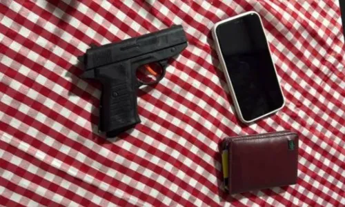 
				
					Homem é preso após usar arma falsa para roubos na Bahia
				
				