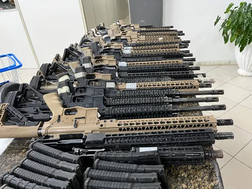   					Homem é preso com arsenal de fuzis e drogas em sítio na Bahia  				  				