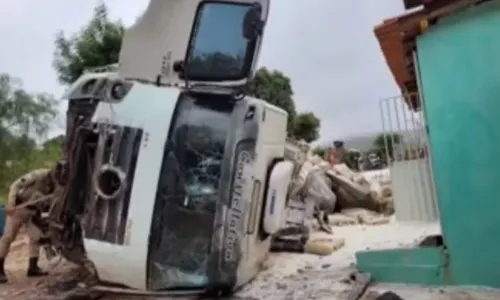 
				
					Homem morre após carro ser atingido e arrastado por caminhão na Bahia
				
				