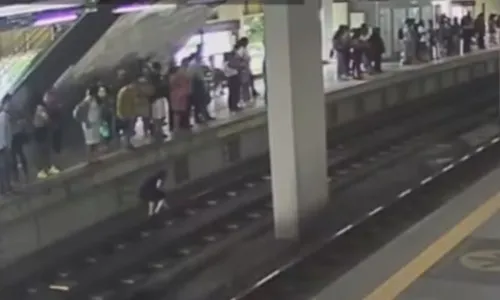 
				
					Homem pula nos trilhos do metrô para pegar celular em Salvador
				
				