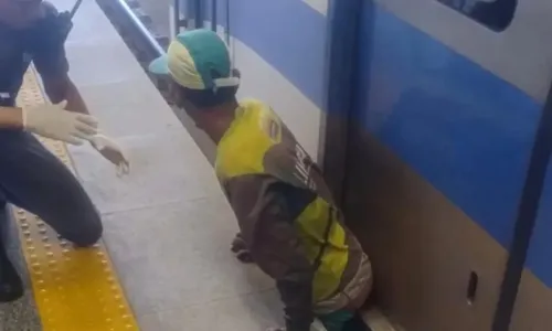 
				
					Homem que ficou prensado em metrô de Salvador atravessou trilhos
				
				