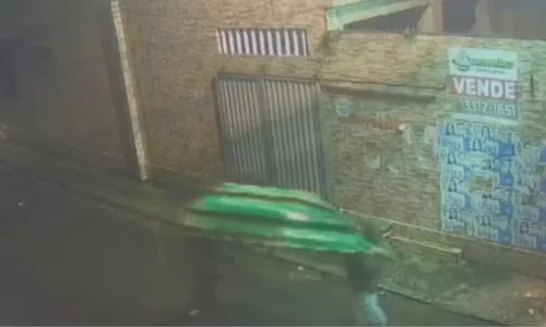 
				
					Homens furtam e fogem com barco na cabeça em Salvador
				
				