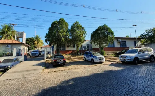 
				
					Homens invadem residência, agridem vítimas e roubam R$ 40 mil na Bahia
				
				