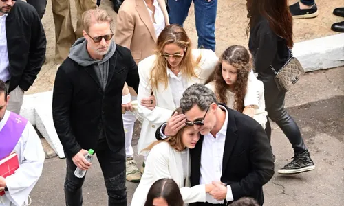 
					Huck, João Silva e mais famosos vão ao velório de Anne-Marie
				
				