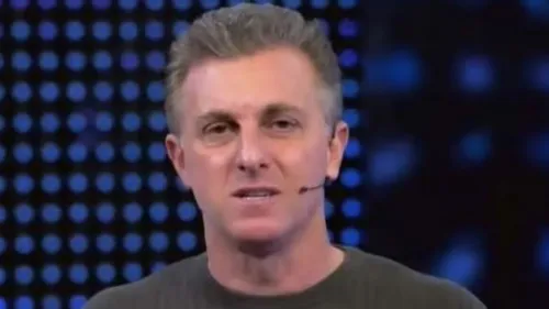 
					Luciano Huck quebra protocolo e faz mudança na 'Dança dos Famosos'
				
				