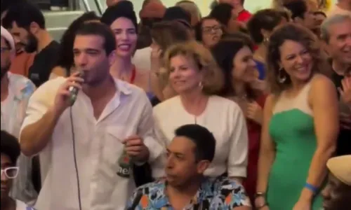 
					Humberto Carrão e Paolla sambam em festa e web reage: 'Cura de Afonso'
				
				