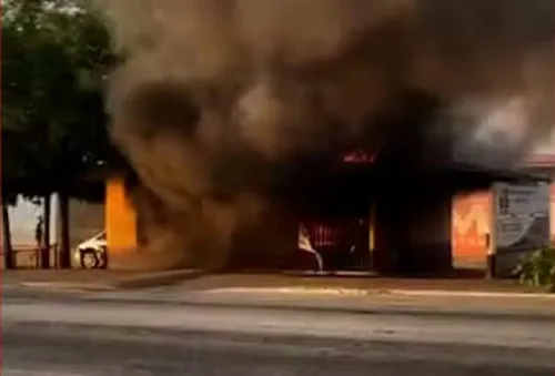 
					Incêndio destrói barraca de lanches na BR‑324; gás pode ter vazado
				
				