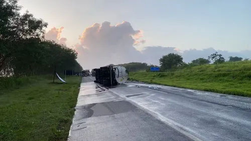 
					Interdição na BR-324 após tombamento de caminhão-tanque passa de 10h
				
				