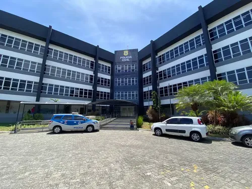 
					Irmãos são baleados e um deles é esfaqueado após invasão a casa na BA
				
				