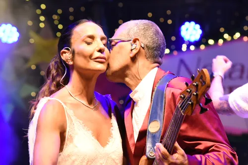 
					Ivete Sangalo cai no choro em show na Concha em meio a fase turbulenta
				
				