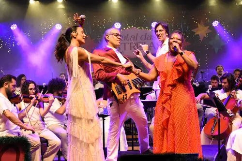 
					Ivete Sangalo cai no choro em show na Concha em meio a fase turbulenta
				
				