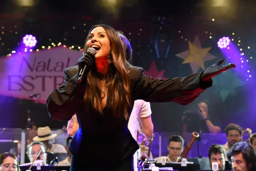 
					Ivete Sangalo cai no choro em show na Concha em meio a fase turbulenta
				
				