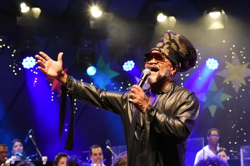 
					Ivete Sangalo cai no choro em show na Concha em meio a fase turbulenta
				
				