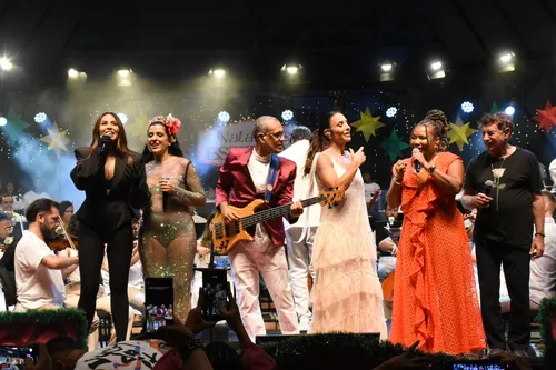 
					Ivete Sangalo cai no choro em show na Concha em meio a fase turbulenta
				
				