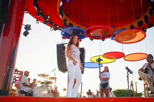 
					Ivete Sangalo estreia 'Clareou' em Salvador, em 1⁠º show após divórcio
				
				