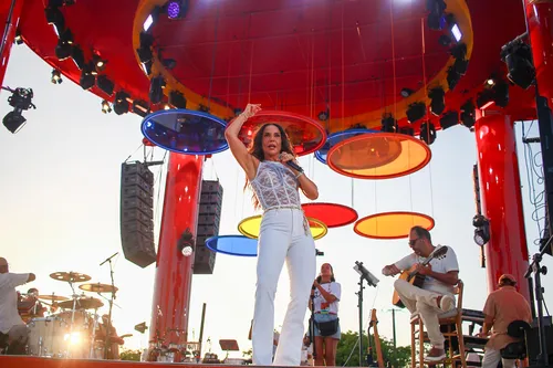 
					Ivete e Mumuzinho brincam da vida pessoal; cantor dá recado a Leo Dias
				
				