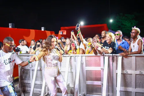 
					Ivete Sangalo estreia 'Clareou' em Salvador, em 1⁠º show após divórcio
				
				