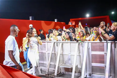 
					Ivete Sangalo estreia 'Clareou' em Salvador, em 1⁠º show após divórcio
				
				