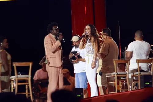 
					Ivete Sangalo estreia 'Clareou' em Salvador, em 1⁠º show após divórcio
				
				