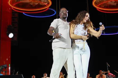 
					Ivete toca Tá Solteira, Mas Não Tá Sozinha e Mumuzinho detona Leo Dias
				
				