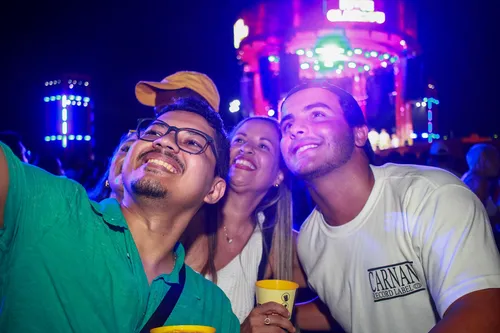 
					Ivete Sangalo estreia 'Clareou' em Salvador, em 1⁠º show após divórcio
				
				