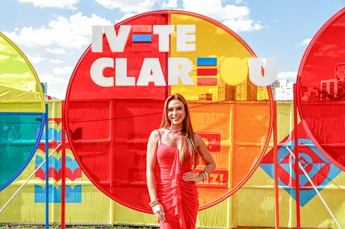 
					Ivete Sangalo estreia turnê em SP com time de famosos; FOTOS
				
				