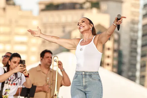
					Ivete Sangalo estreia turnê em SP com time de famosos; FOTOS
				
				