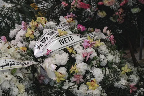 
					Ivete Sangalo presta homenagem em velório de Preta Gil: 'Minha Irmã'
				
				