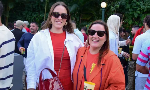 
					Ivete Sangalo reúne filho e famosos em gravação no Rio; veja looks
				
				