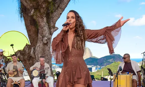 
					Ivete Sangalo reúne filho e famosos em gravação no Rio; veja looks
				
				