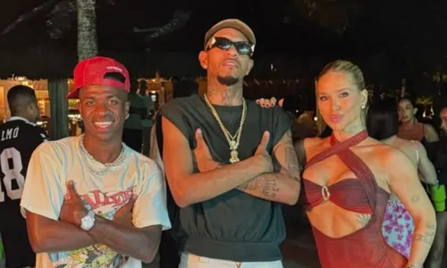 
					Vini Jr. tira camisa e ostenta colar de diamantes em Trancoso
				
				